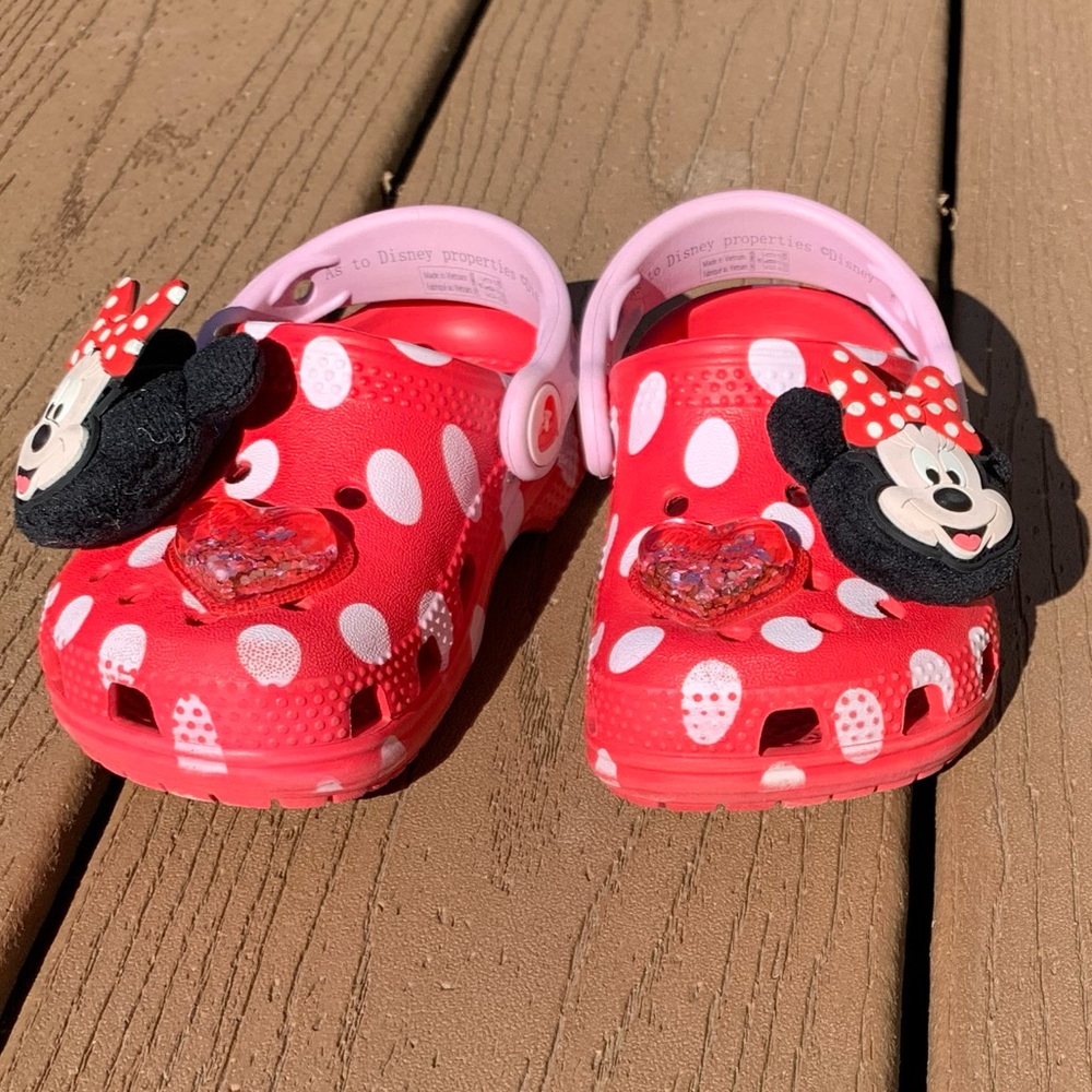 DISNEY CROCS MINNIE MOUSE POLKA DOT SANDALS w/RARE SOFT MINNIE JIBBITZ SIZE 6